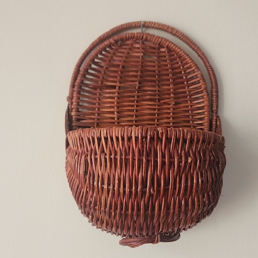 Hanging flat back basket 90s nostalgia vintage